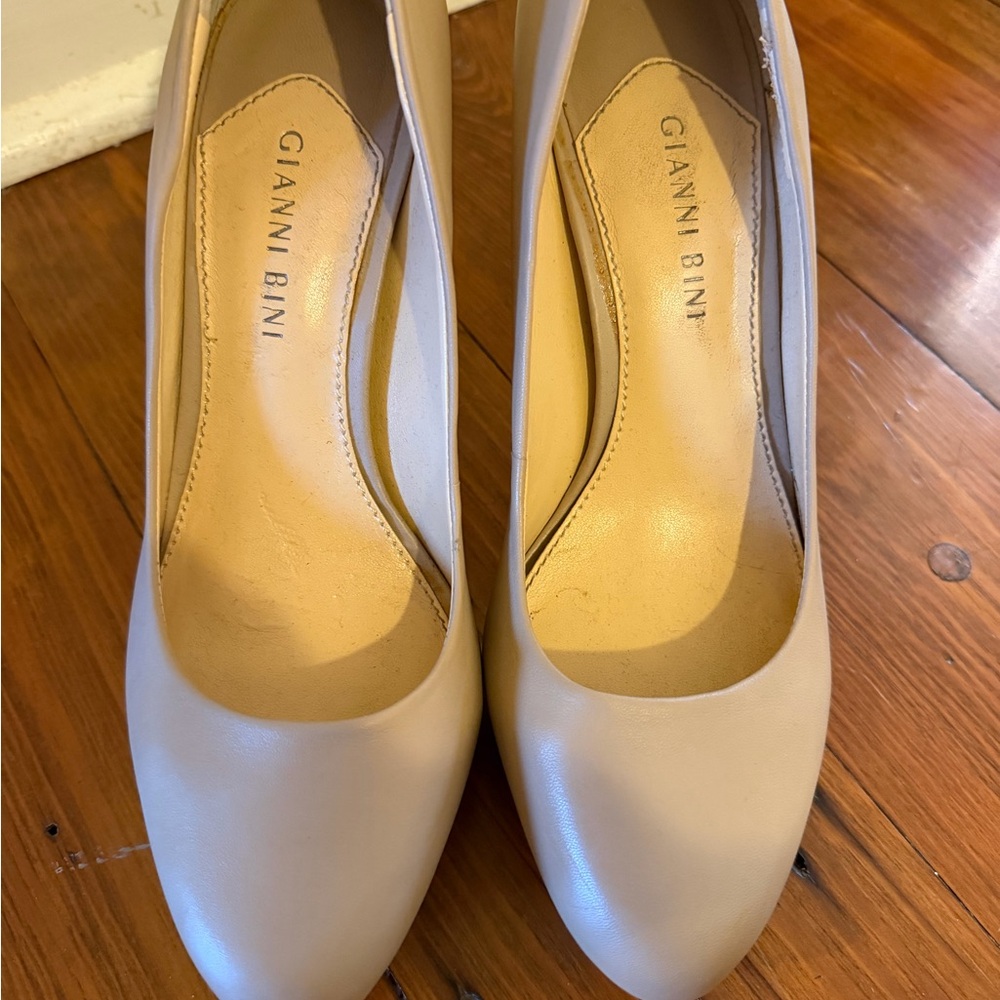 Gianni Bini Women's Cream Pumps